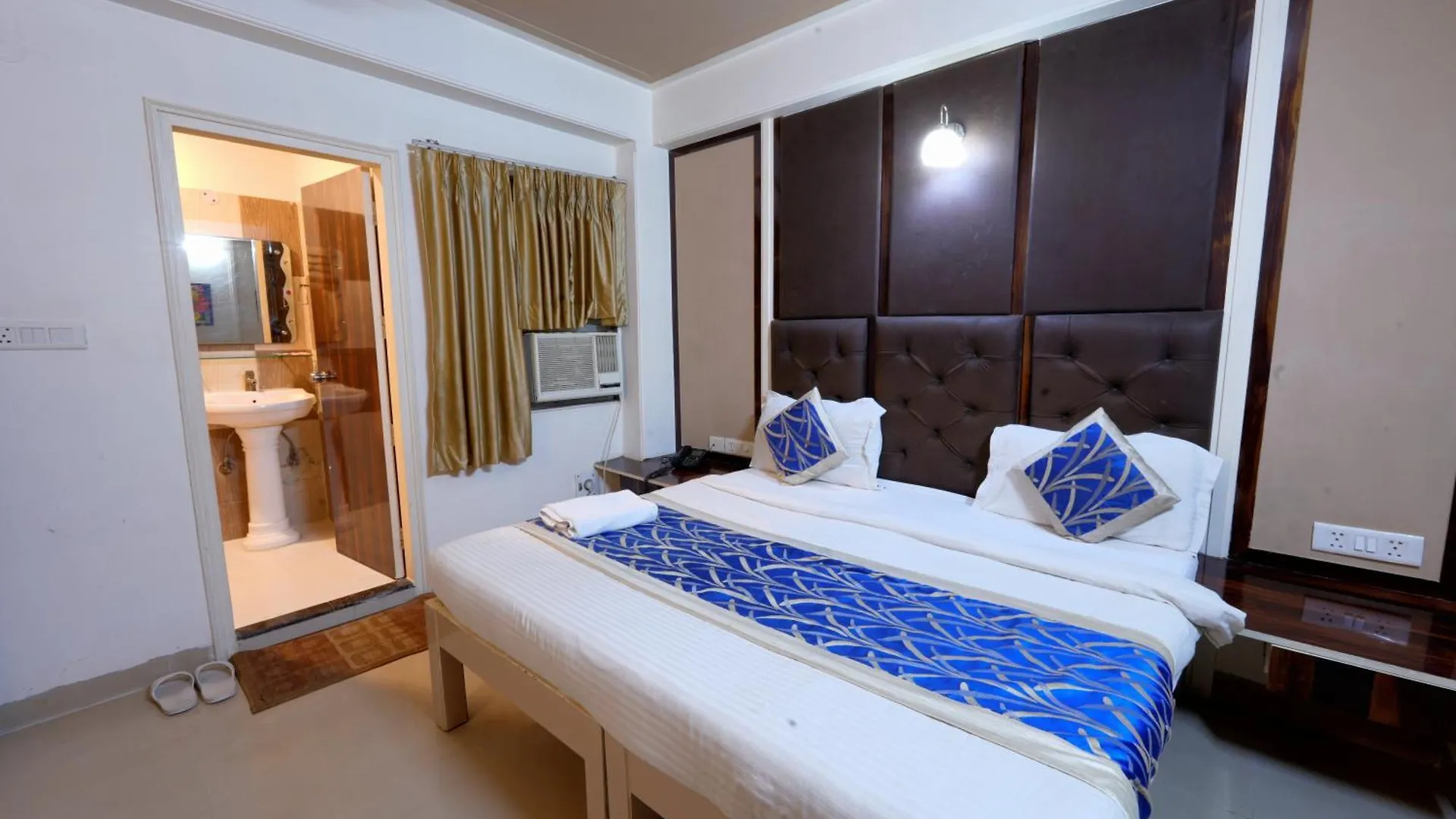 Country house Hotel Oppera Delhi Airport New Delhi